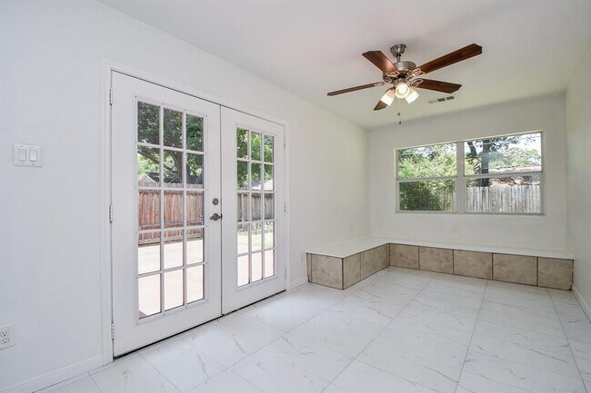 Building Photo - 9806 Larston St