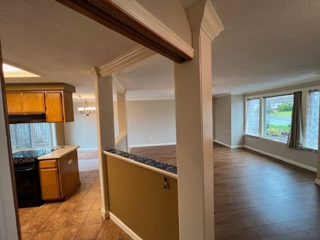 Building Photo - NEW TO MARKET, CLOSE TO SOUTH MEDFORD HIGH...