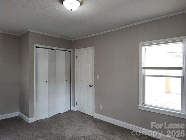 Building Photo - 1405 Shamrock Dr