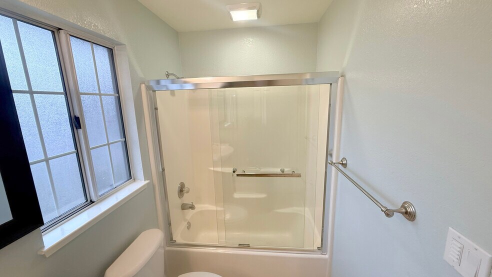 Building Photo - 1013 Woodside Rd