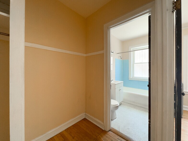 Building Photo - 1211 W Elmdale Ave