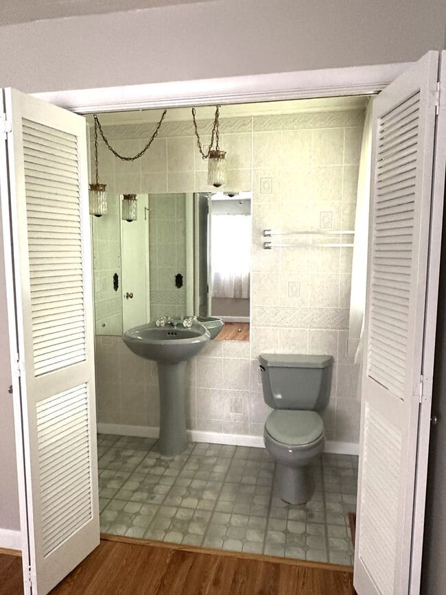 Building Photo - IMMACULATE ONE LEVEL HOME AVAILABLE IN SUR...