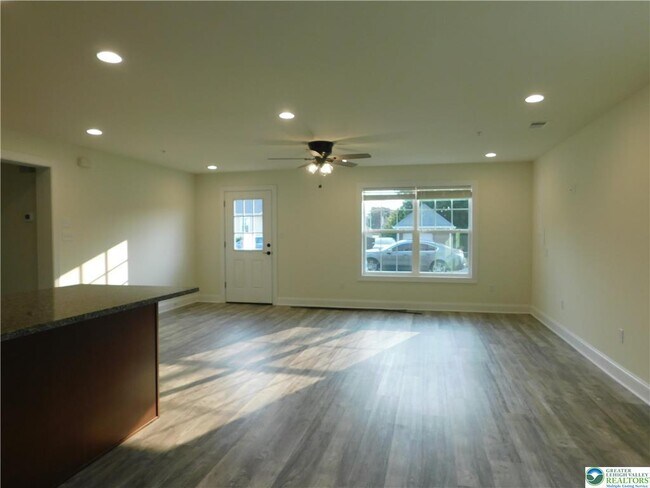 Building Photo - 1549 Burkhardt St