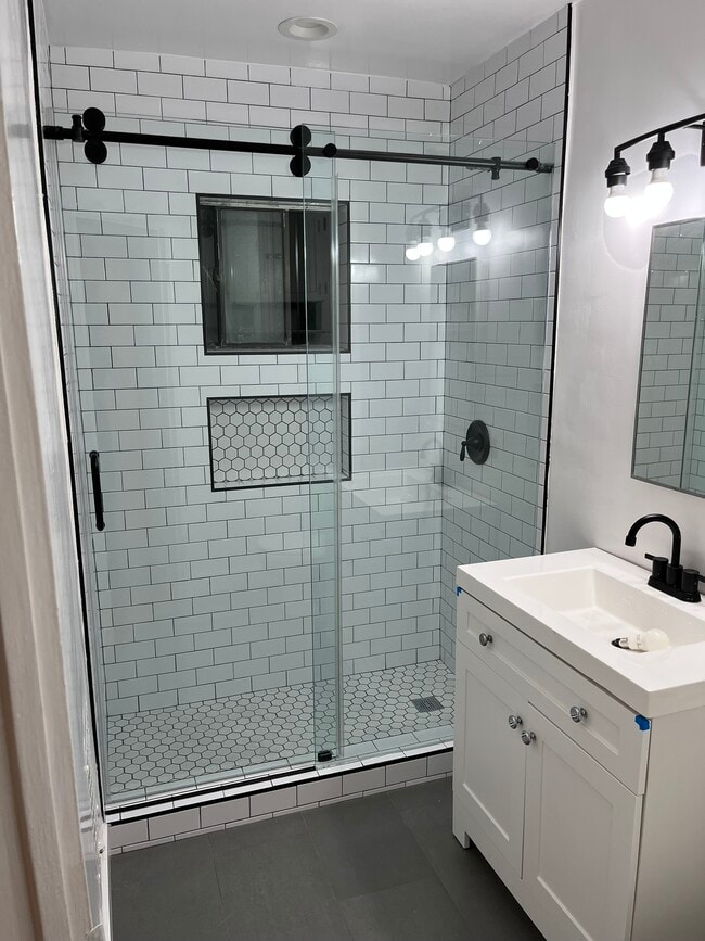 Building Photo - 1023-1031 Pico Blvd