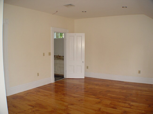 Building Photo - 21 Chestnut St