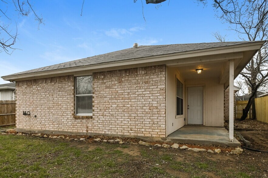 Building Photo - 5708 Shady Springs Trail