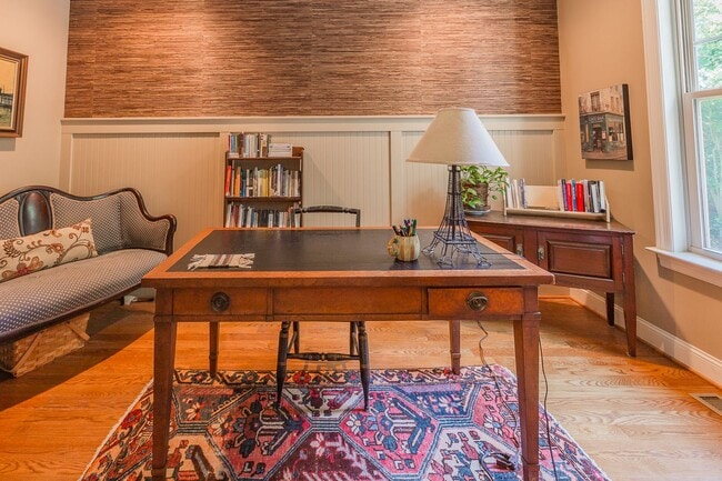 Building Photo - Fully Furnished Home!