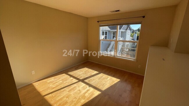 Building Photo - Cozy and Modern 1 BD | 1 BA w/ Amenities -...