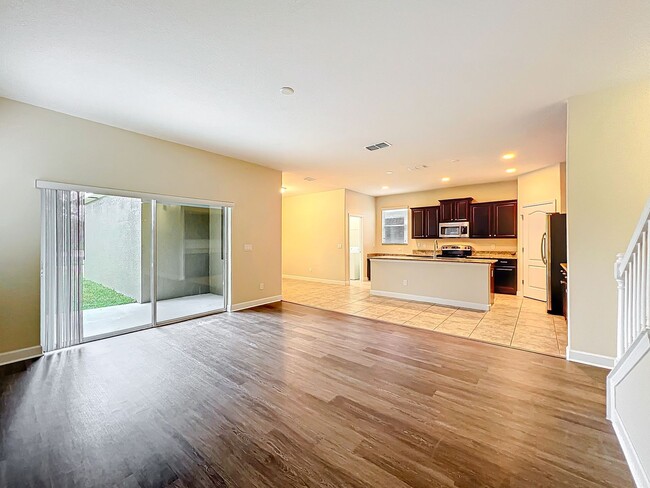 Building Photo - 6 BEDROOM 3 BATHROOM TWO STORY HOME ON IND...