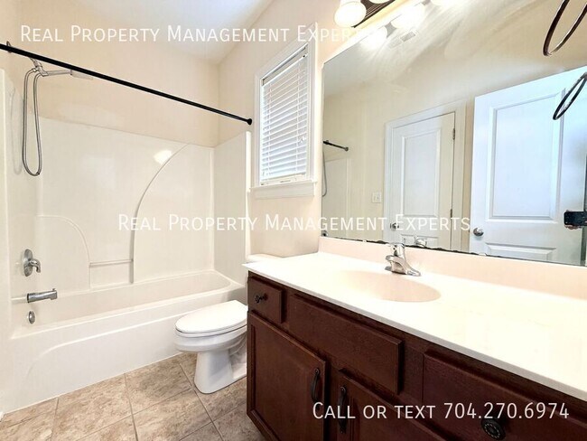 Building Photo - 319 Woodvale Pl