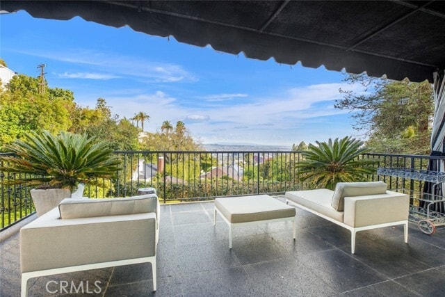 Building Photo - 1514 Sunset Plaza Dr