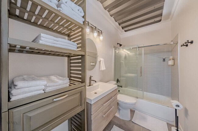 Building Photo - 736 W Rider Dr