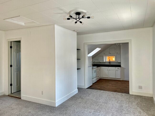 17’x12’ Living room attached kitchen, bathroom and master bedroom - 432 Webster St
