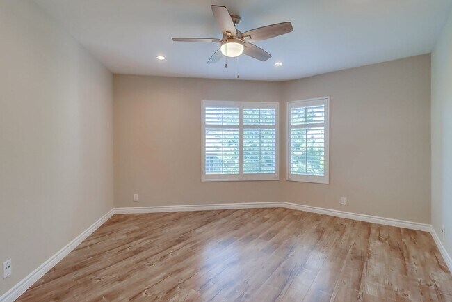 Building Photo - 6960 Golfcrest Dr