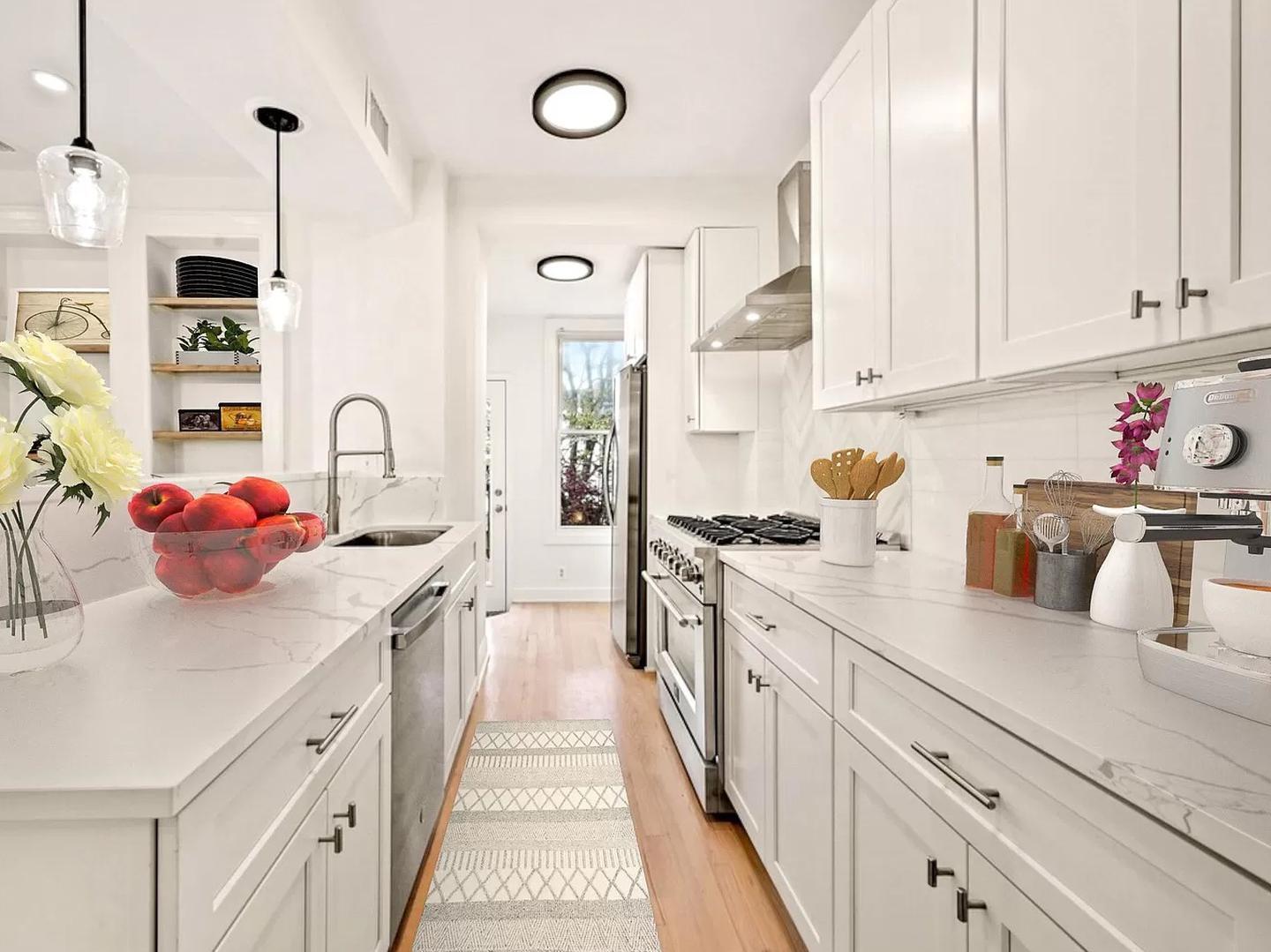 Building Photo - Charming & Spacious Row Home for Rent in V...