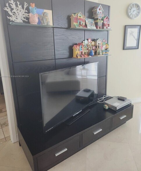 Building Photo - 18101 Collins Ave