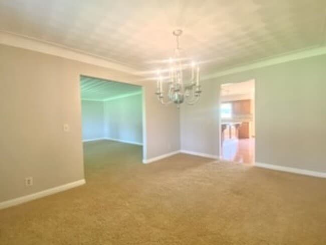 Building Photo - 5 bed / 3.5 bath Ranch House