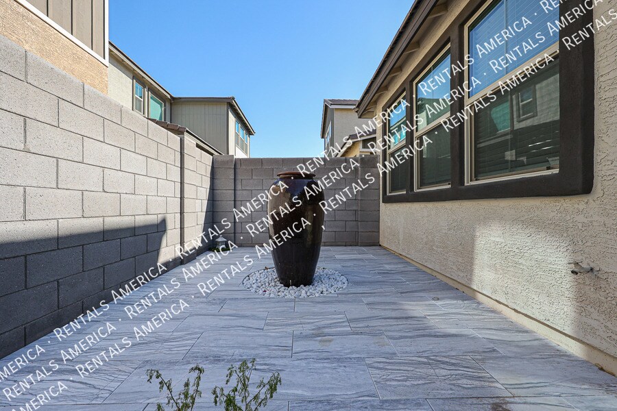 Building Photo - 1095 S Sunset Dr