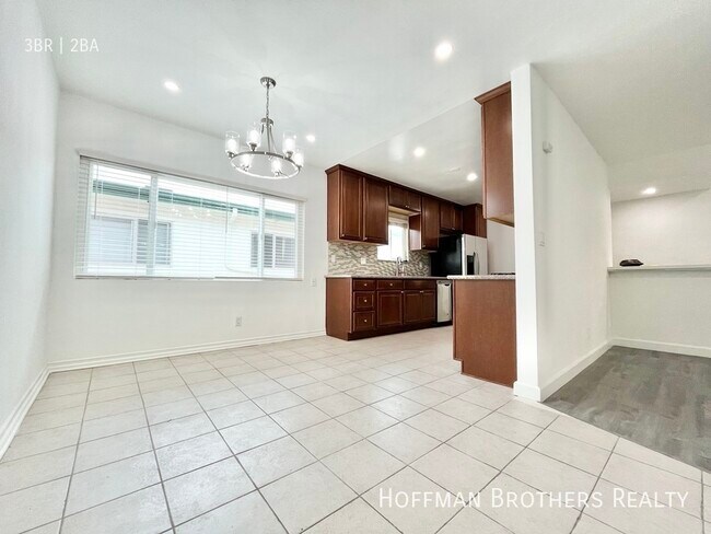 Primary Photo - 1028 S Sherbourne Dr