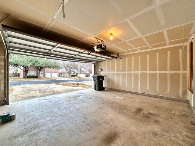 Building Photo - Move-In Ready 3/BR 2/BA Home Featuring Fireplace, Garage & Private Yard