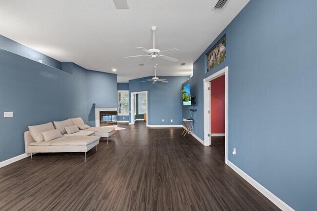 Building Photo - 582 Montevina Dr