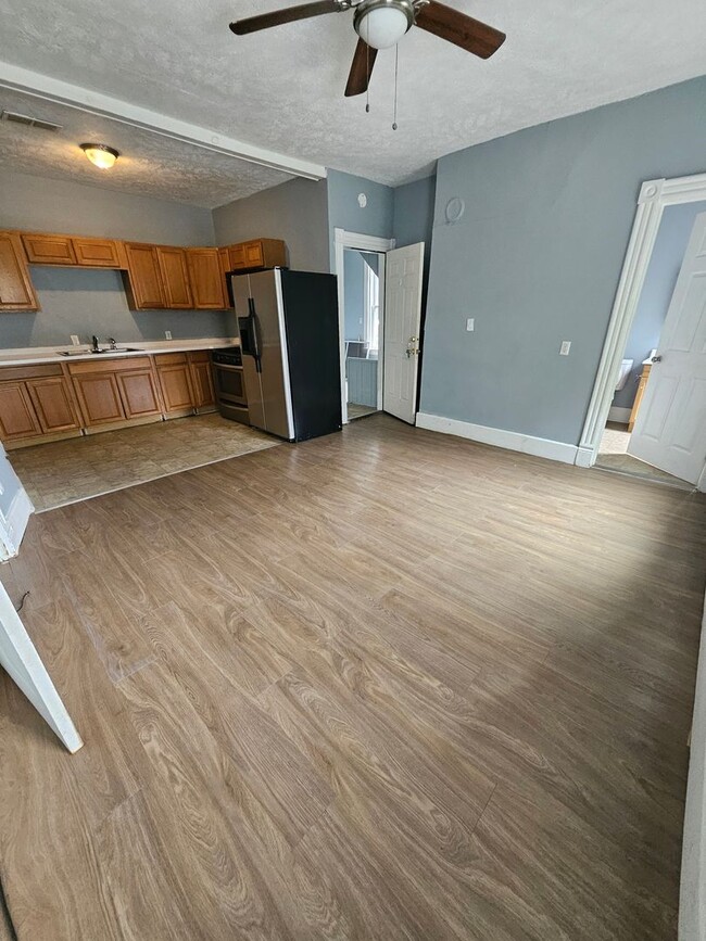 Building Photo - Upper 2 bedroom unit