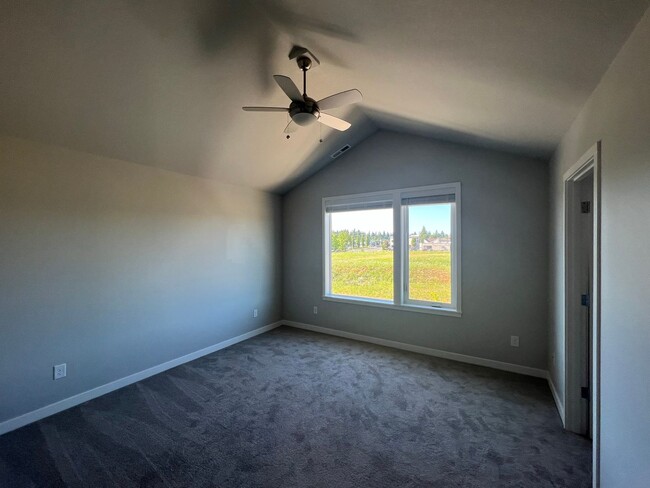 Building Photo - Beautiful, Newer Townhome!  Walking distance to many amenities.