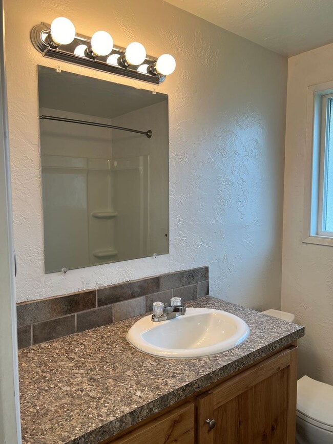 Building Photo - 2 bed 1 1/2 bath duplex in Springfield!