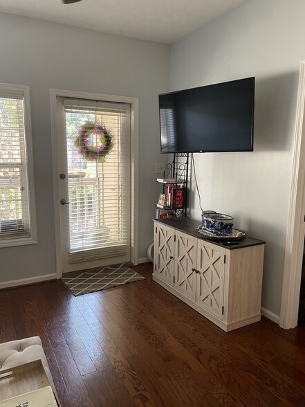 Living area - 1250 Parkwood Cir SE