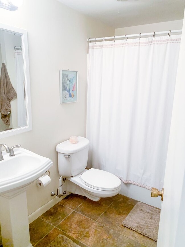 Building Photo - 2 Bedroom Condo in Amherst