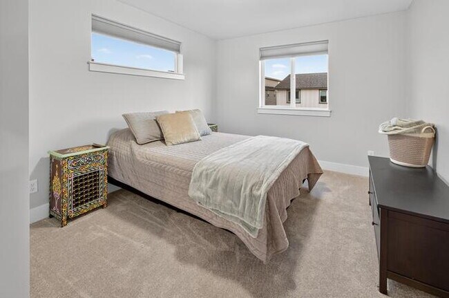 Building Photo - Attractive Modern Easton 3 Bedroom Home