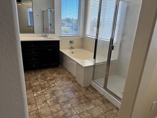 Building Photo - Beautiful and spacious 4 bedroom/ 2.5 bathroom home