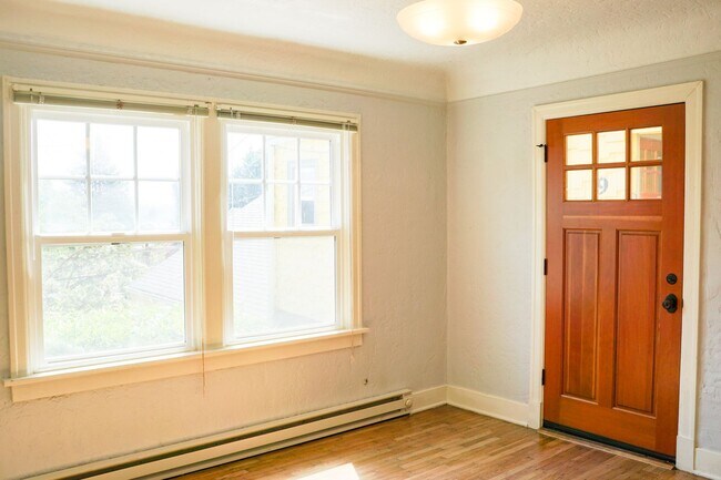 Building Photo - Cottage Cutie in John's Landing: HWs, Big ...