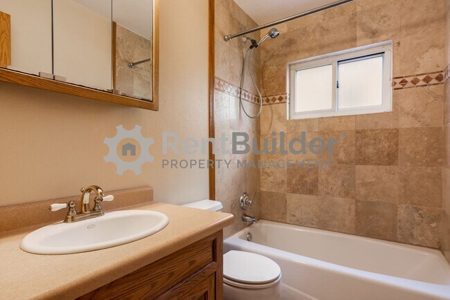 Building Photo - FANTASTIC HOUSE TO CALL HOME!