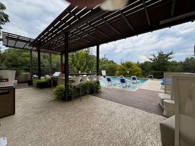 Building Photo - Luxurious Penthouse Studio condo at Zilker