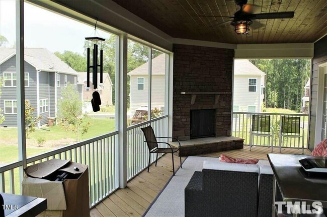Building Photo - 5 Bedroom and a Bonus Room Single Family i...
