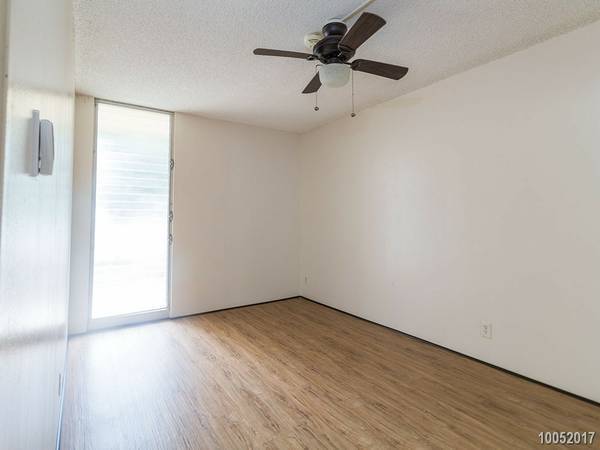 Building Photo - 2BR 1BA w/2 PARKING Spacious Condo Conveni...