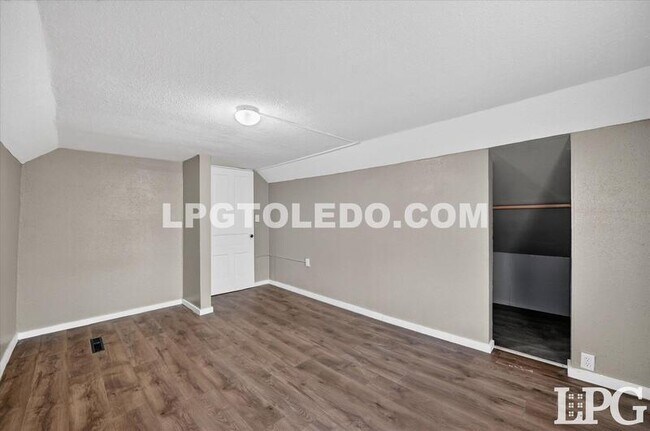 Building Photo - 3905 Peru St