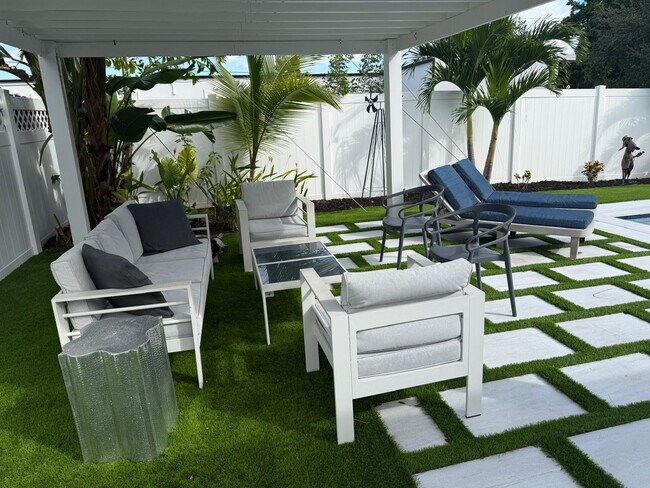 Building Photo - 1637 SE 1st St