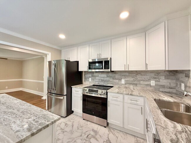 Building Photo - Newly Remodeled Ranch-Style 4BD, 3.5BA Ral...