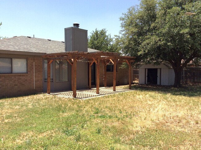 Building Photo - Beautiful 3/2/2 Home Available August!
