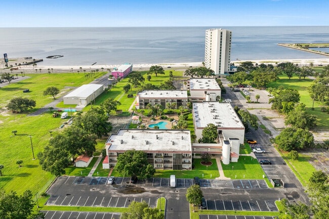 Building Photo - 2046 Beach Blvd