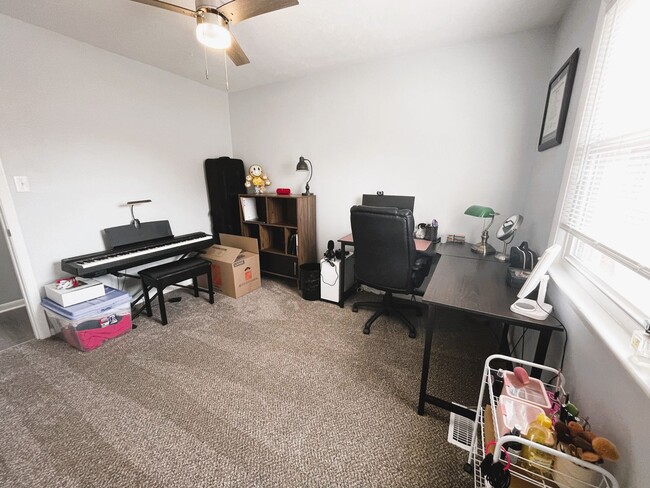 Building Photo - 3 Bedroom 2 Bathroom- Pets Considered