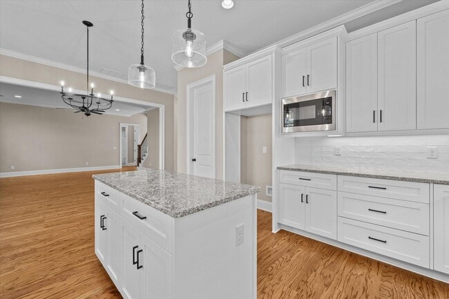 Building Photo - 565 River Oaks Ln