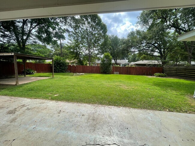 Building Photo - Broadmoor Gem! Come See Today!