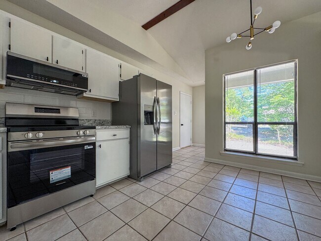 Building Photo - Beautifully Updated 3 Bed 2 Bath Home