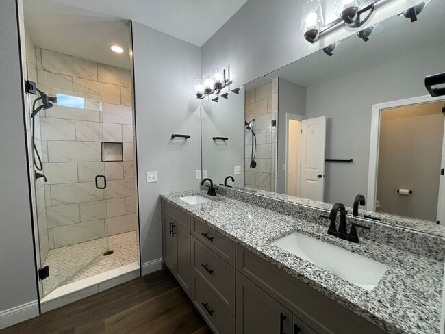 Building Photo - Beautiful 3 Bed / 2 Bath Home with 3-Car G...