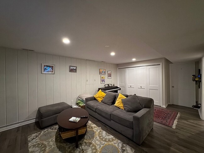 Building Photo - Fantastic 5 Bed 3 Bath Single Family Home ...