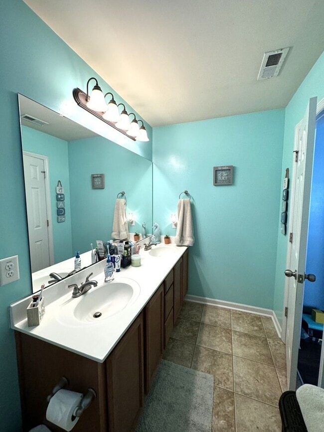 Building Photo - An adorable home within the City!