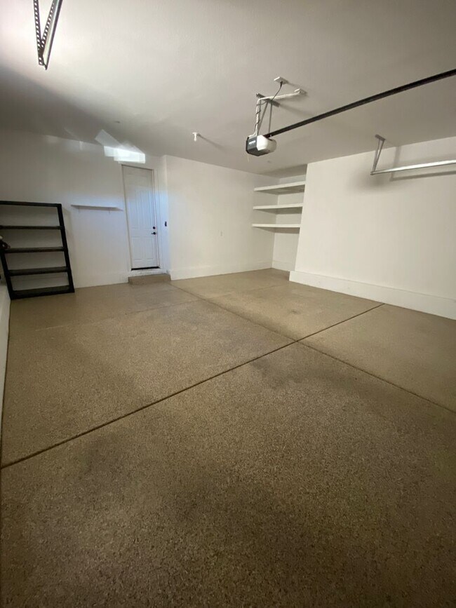 Building Photo - AMERICANA Property Mgmt - 3beds - 2 1/2baths Newly Townhouse in Henderson.